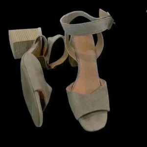 New Universal Threads size 9 platform style sandals